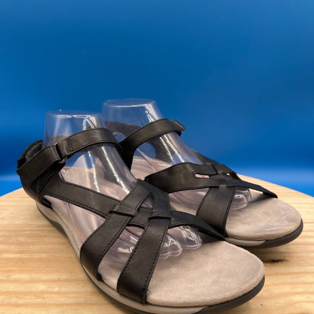 Easy Spirit Black and Cream Sandals